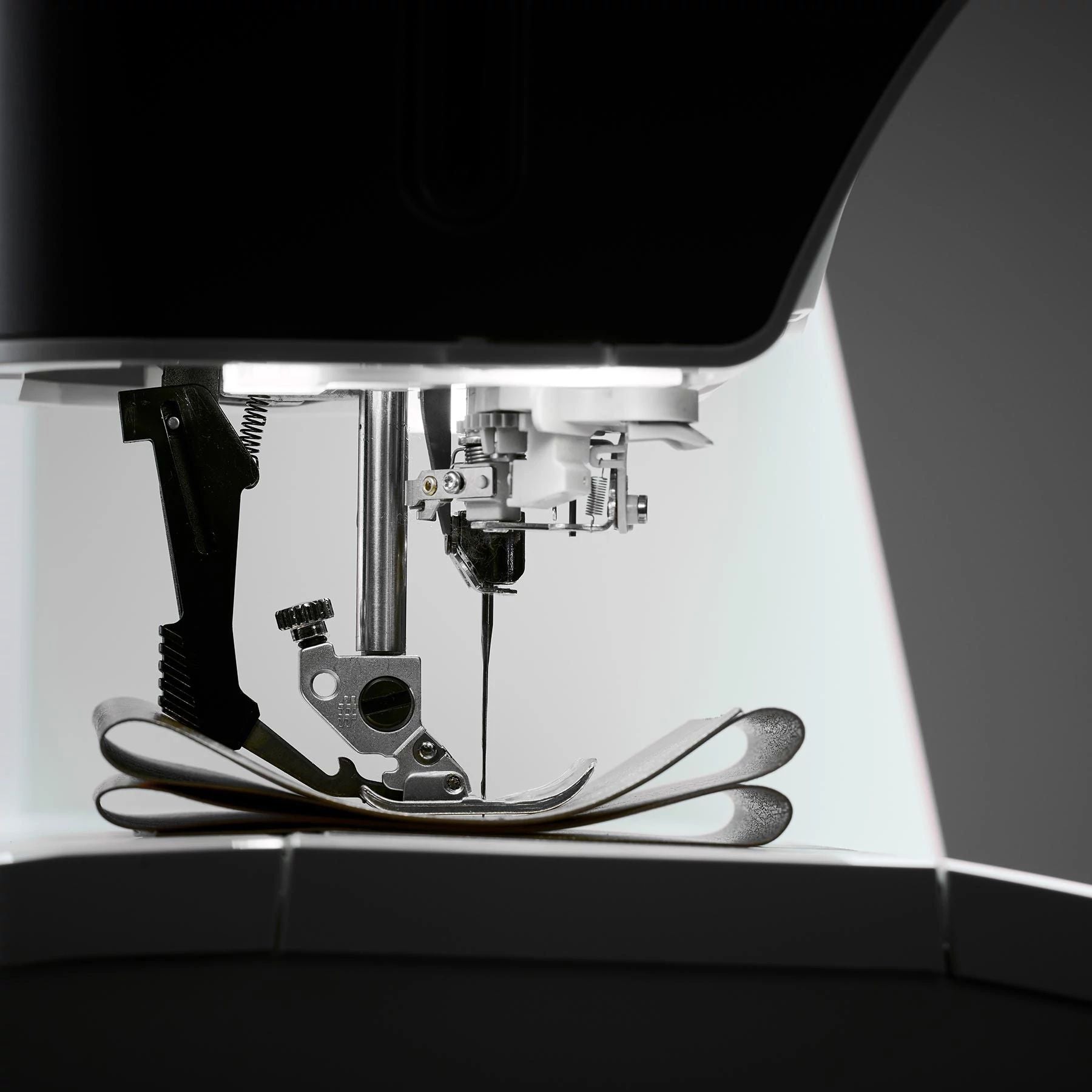 PFAFF® quilt expression™ 725 Sewing Machine - Fashion Fabrics LLC
