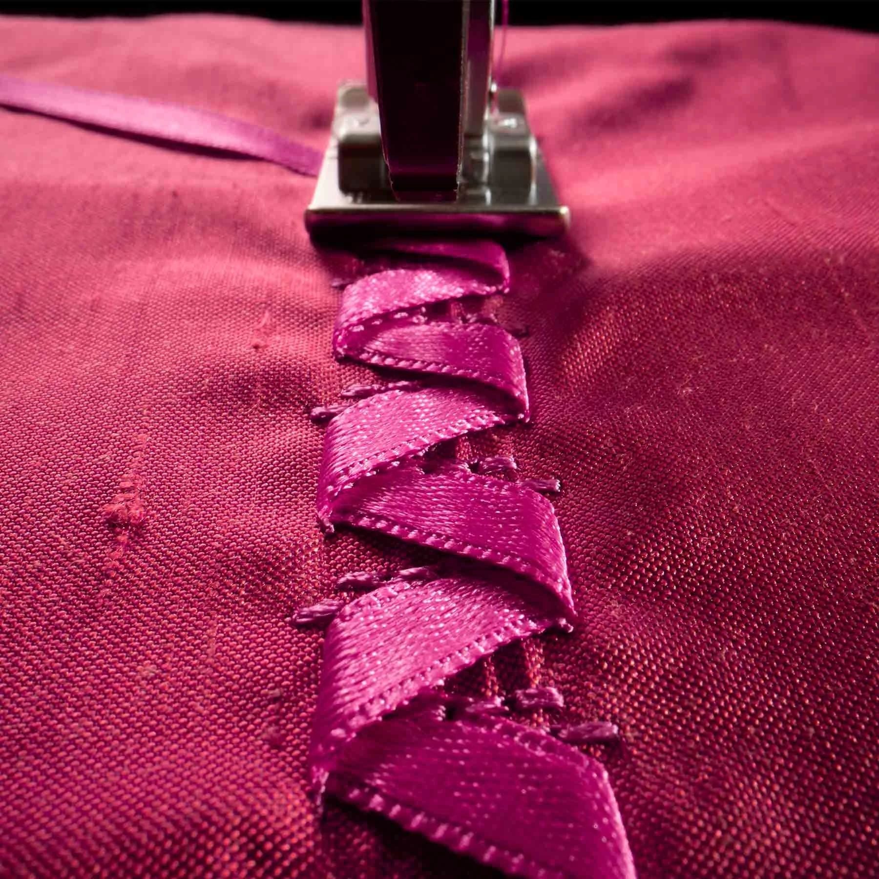 PFAFF® expression™ 715 Sewing Machine - Fashion Fabrics LLC