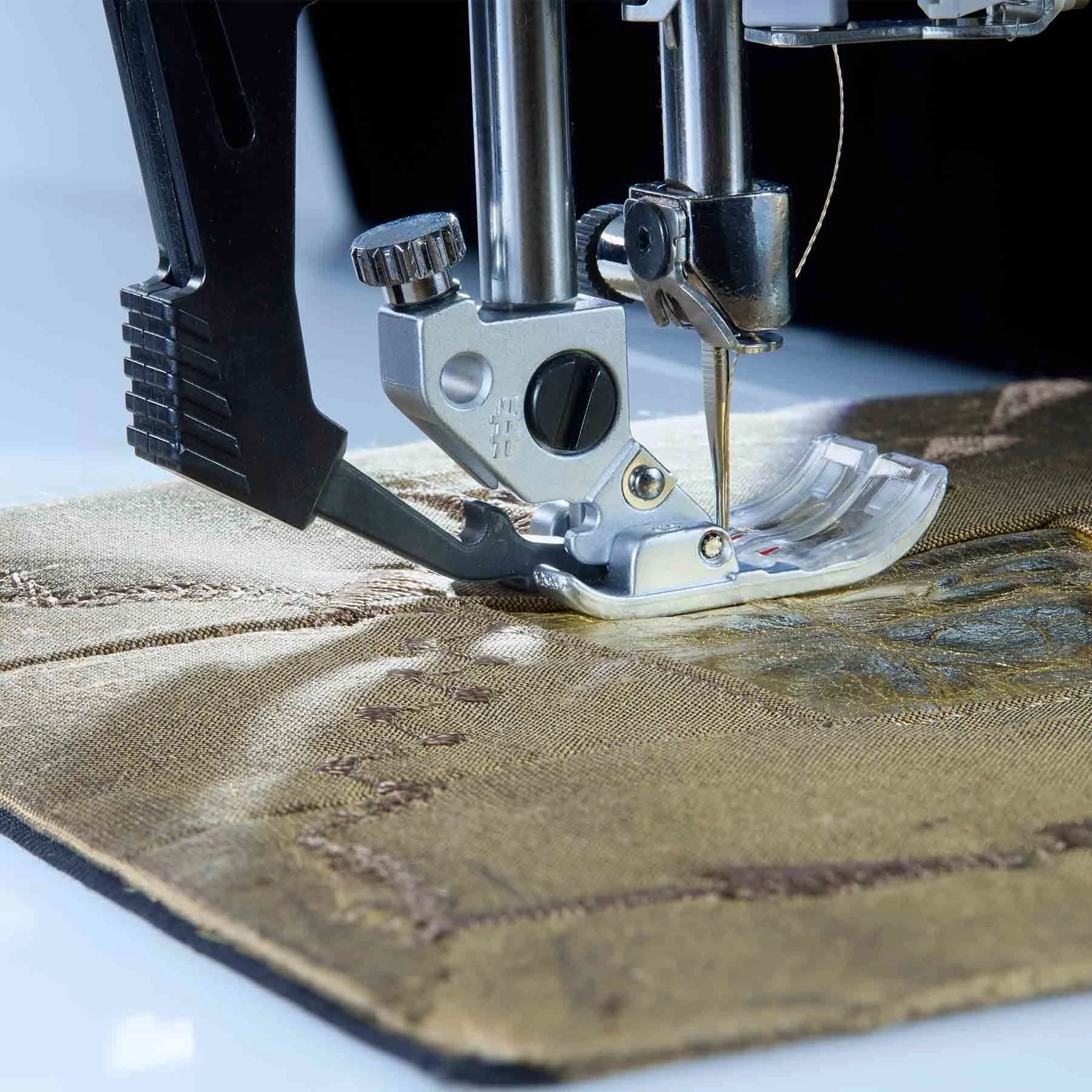 PFAFF® quilt expression™ 725 Sewing Machine - Fashion Fabrics LLC