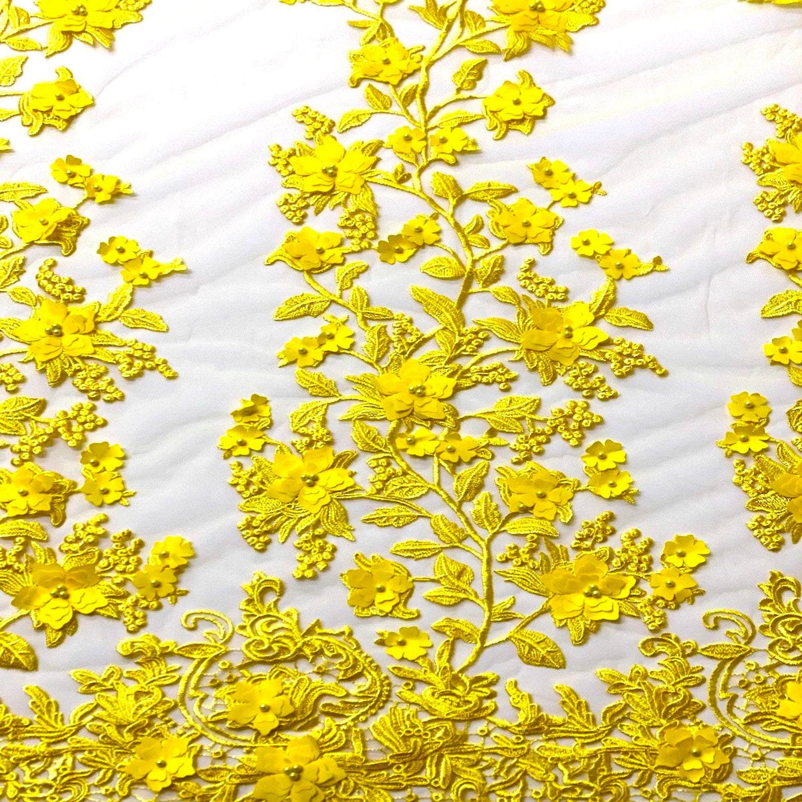 Tela de encaje de perlas florales satinadas bordadas en 3D amarillo