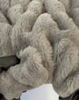 Tela elástica de piel sintética de chinchilla fruncida gris carbón