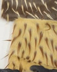 Marrón | Tela de piel sintética peluda con pinchos en dos tonos beige