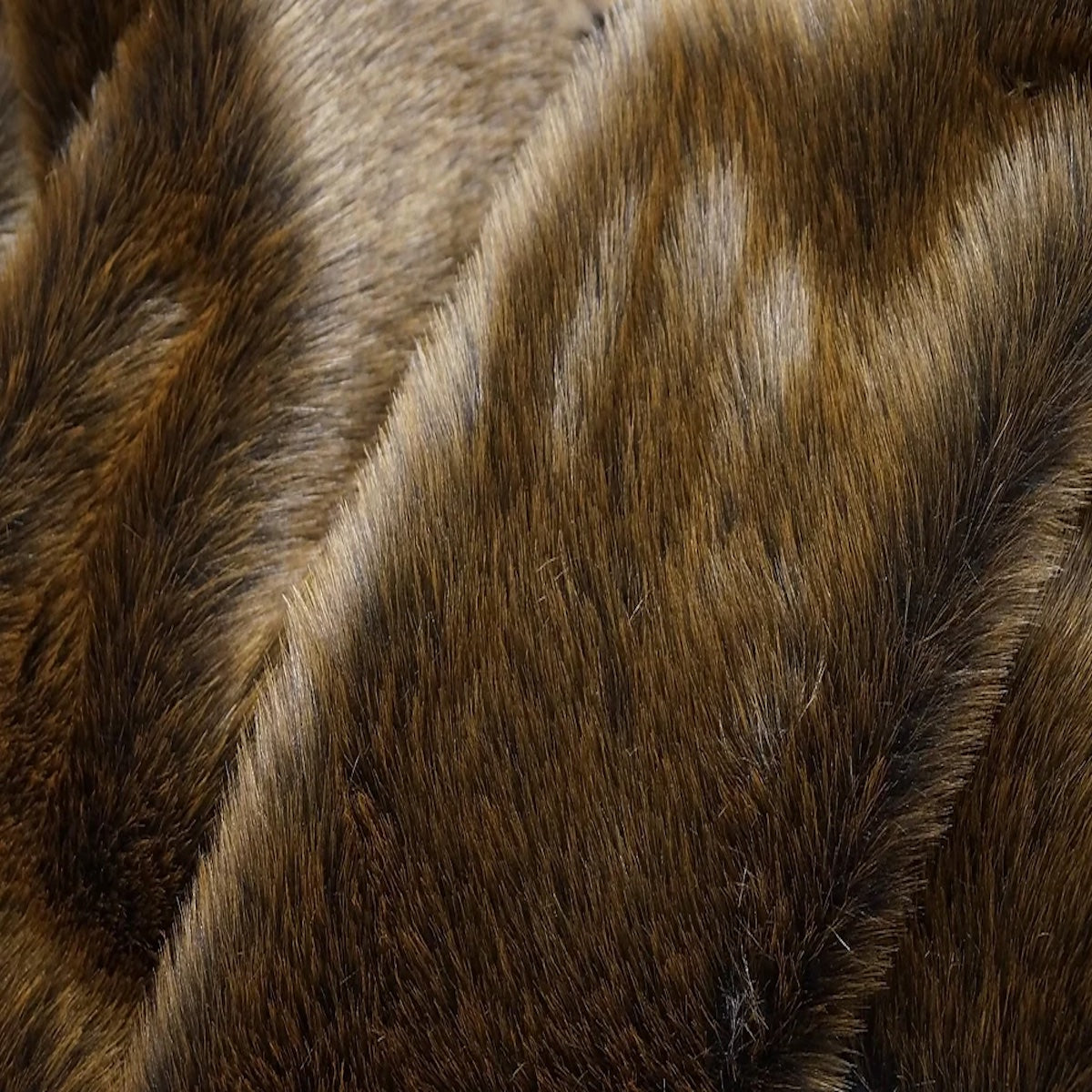 Tela marrón de piel sintética de pelo corto con osos castores