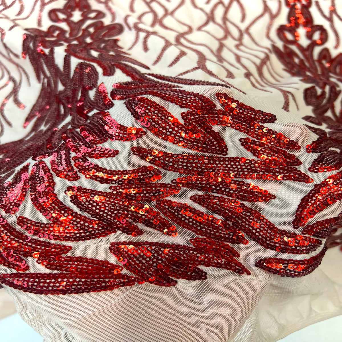 Tissu en dentelle à paillettes extensibles Lionne rouge 