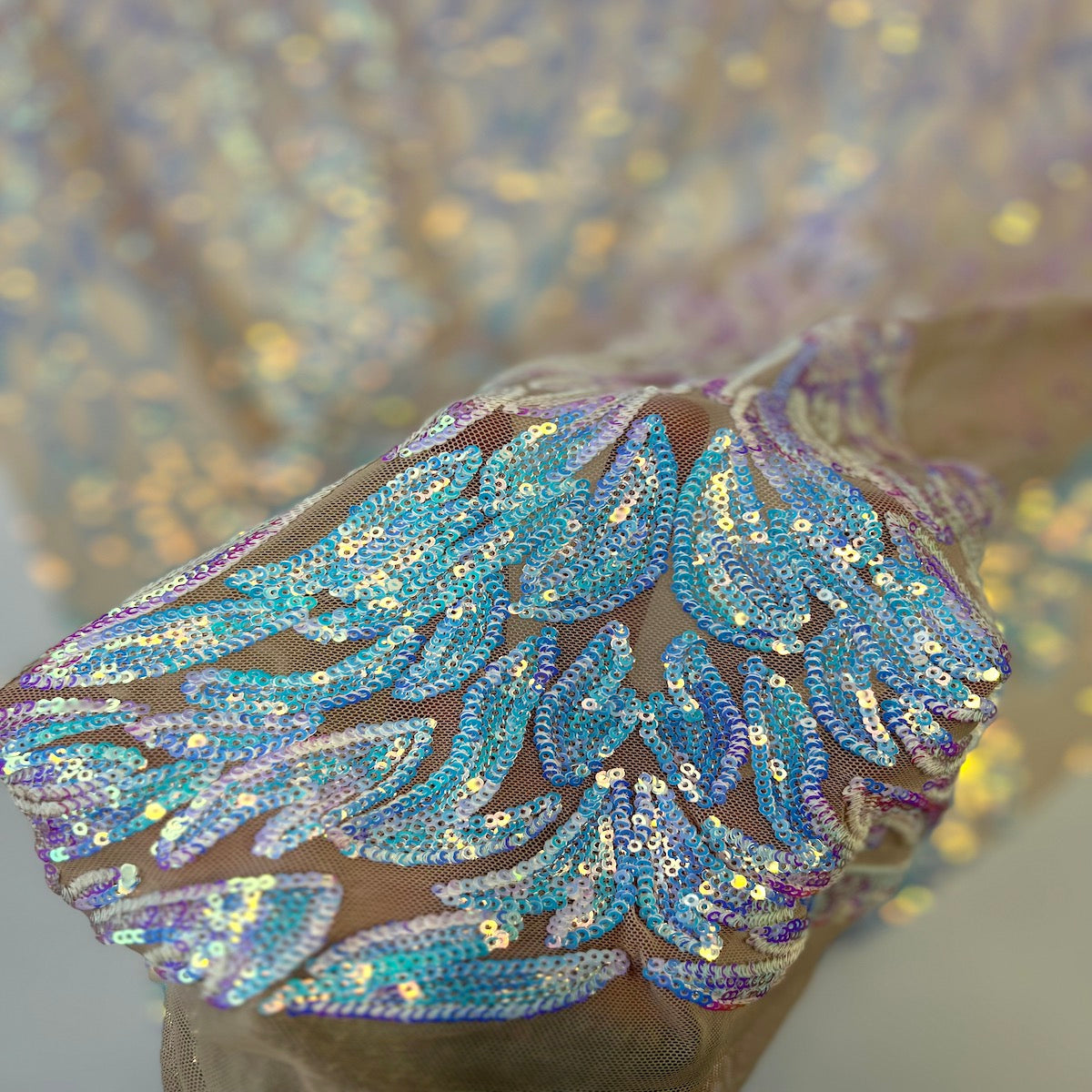 Tissu en dentelle extensible à paillettes et lionne irisée bleu perle 