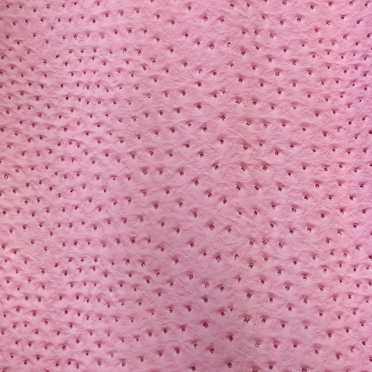 Tissu vinyle en faux cuir d&#39;autruche Saratoga rose Bubble Gum 