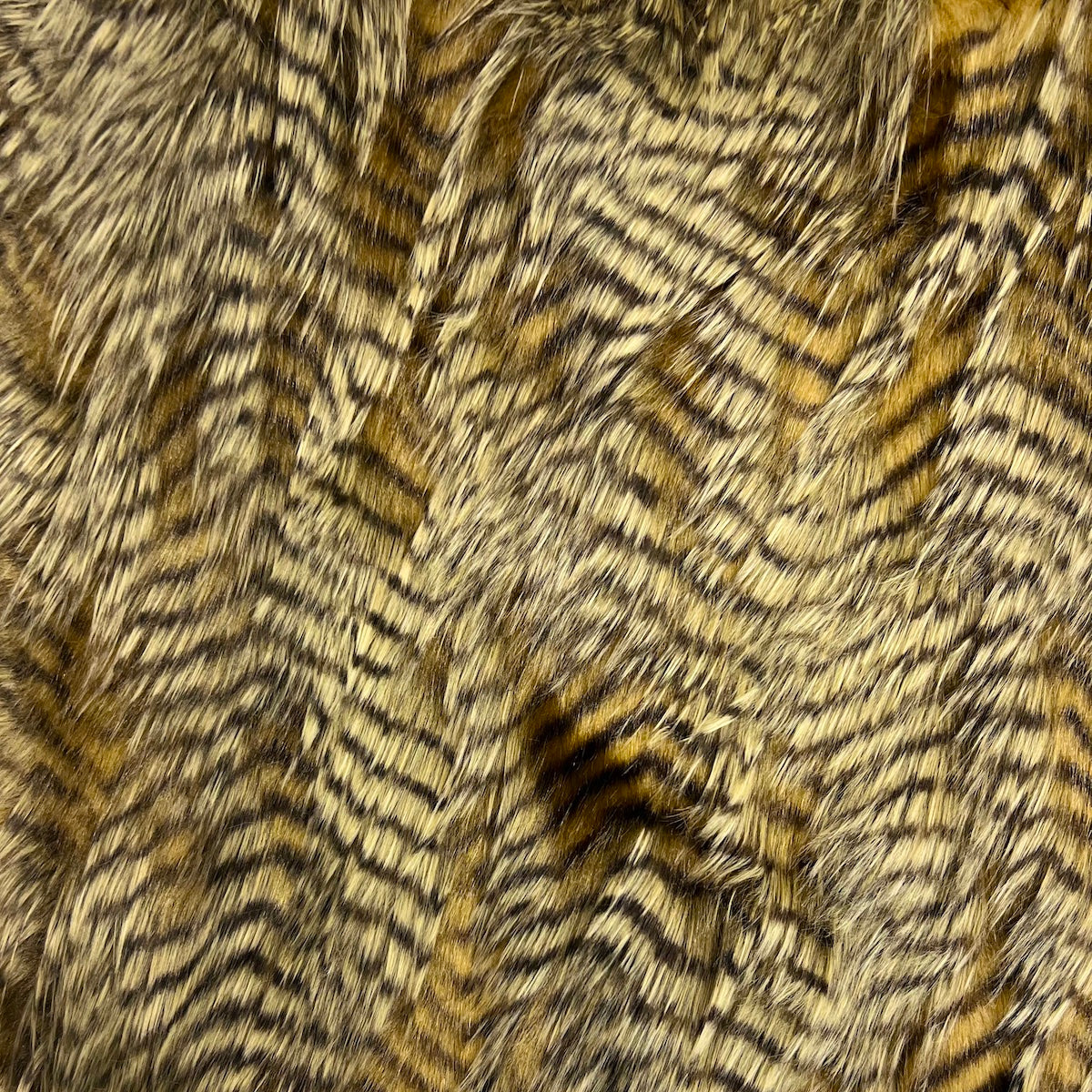 Tela marrón de piel sintética con plumas de puercoespín 