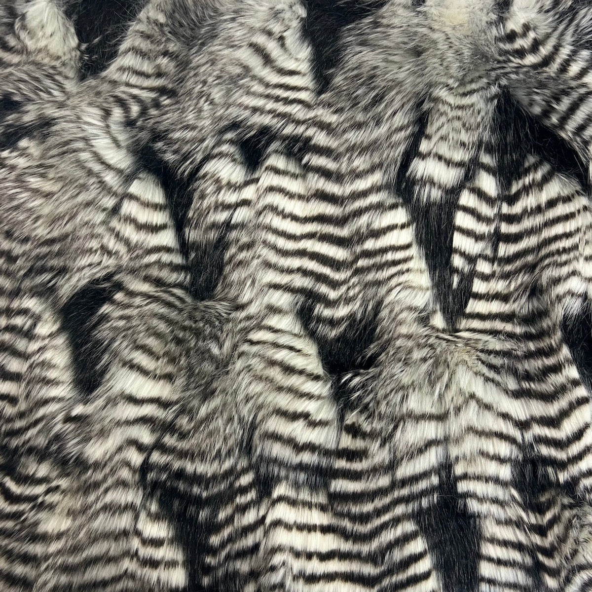 Tissu fausse fourrure noir en plumes de porc-épic 