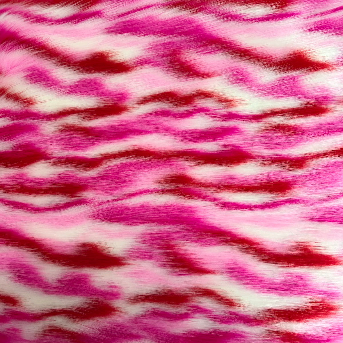 Tissu fausse fourrure Ysidro rose multicolore à poils longs 