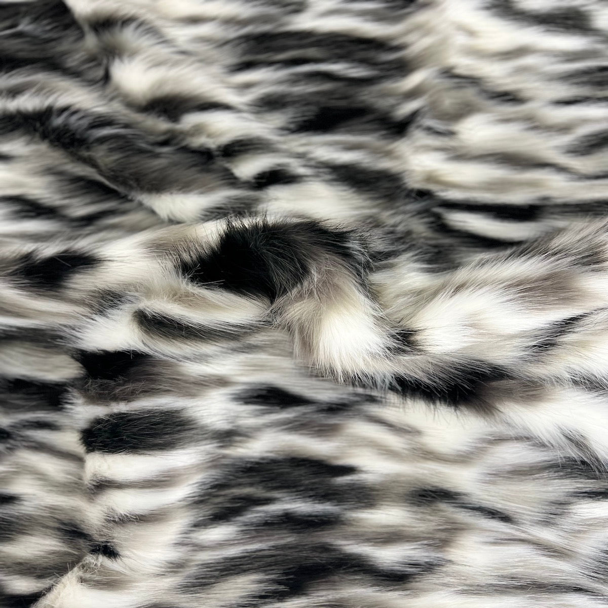 Tissu fausse fourrure Ysidro multicolore gris anthracite à poils longs 