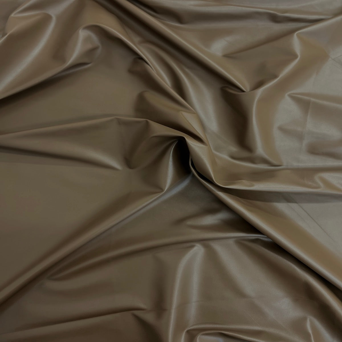 Tissu vinyle en simili cuir extensible dans les deux sens marron clair 