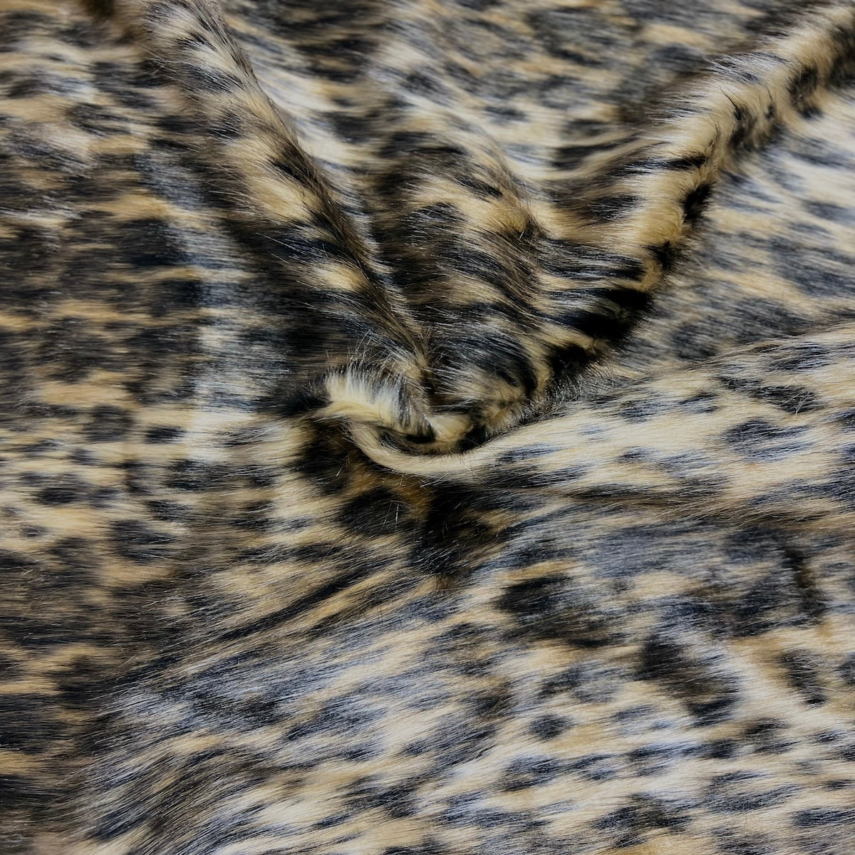 Tissu fausse fourrure à imprimé léopard marron moka sauvage