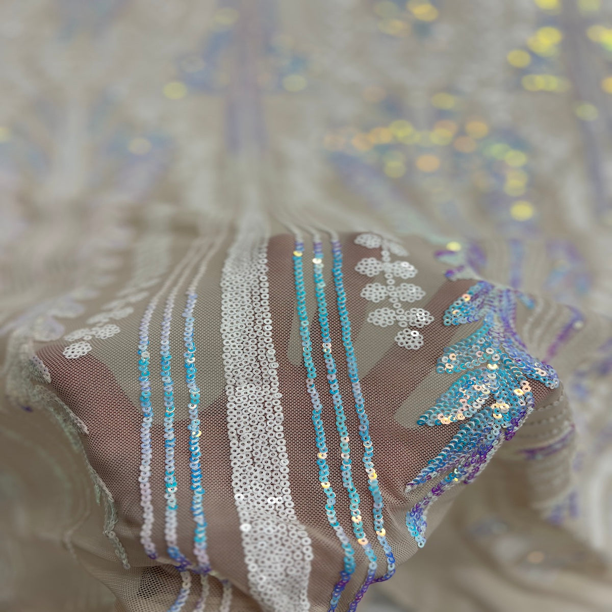 Azul perla iridiscente | Tela de encaje de lentejuelas de damasco Alina blanca