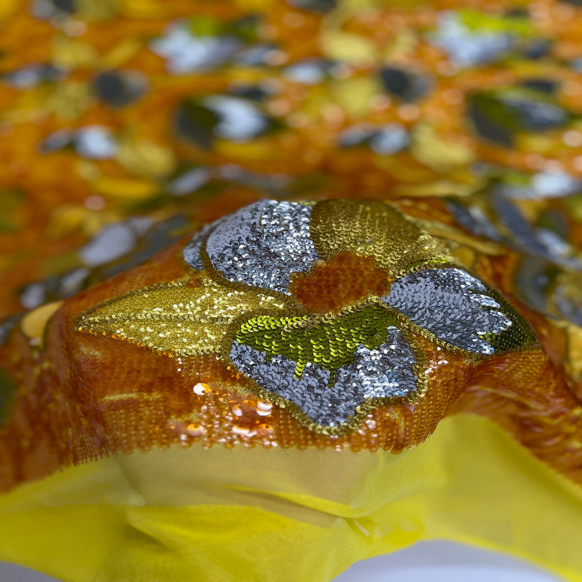 Tissu jaune à paillettes florales Giselle multicolore