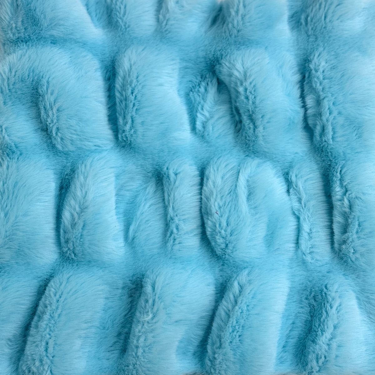 Tela elástica de piel sintética de chinchilla fruncida azul agua
