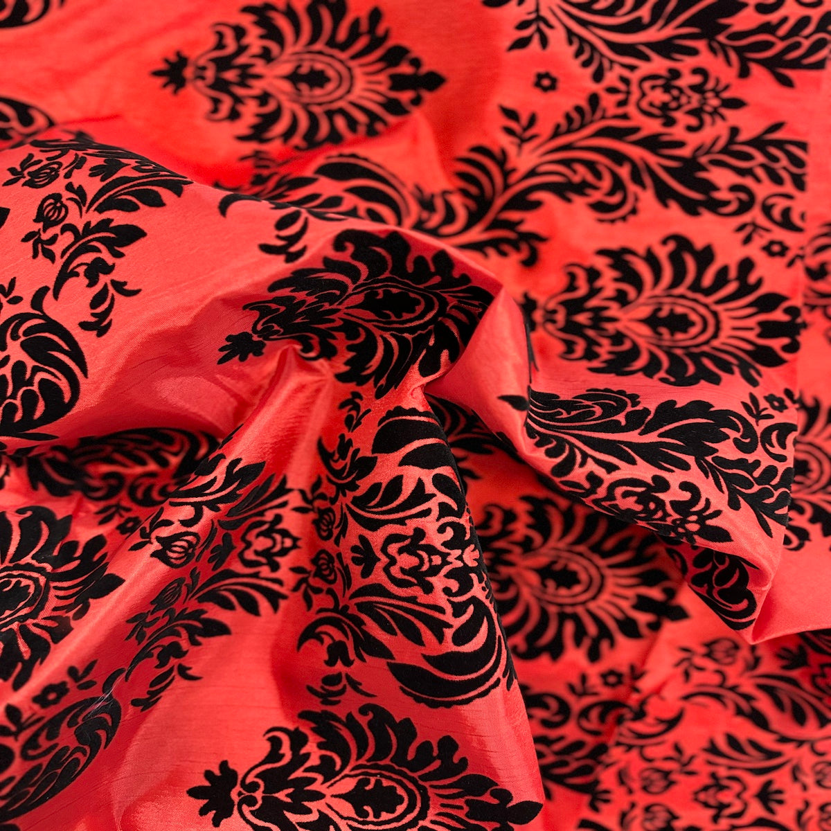 Rojo | Tela de tafetán de terciopelo flocado damasco negro