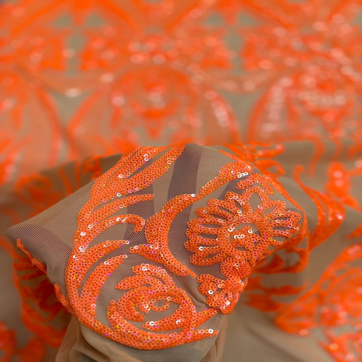 Tela de encaje de lentejuelas Catina iridiscente naranja neón 