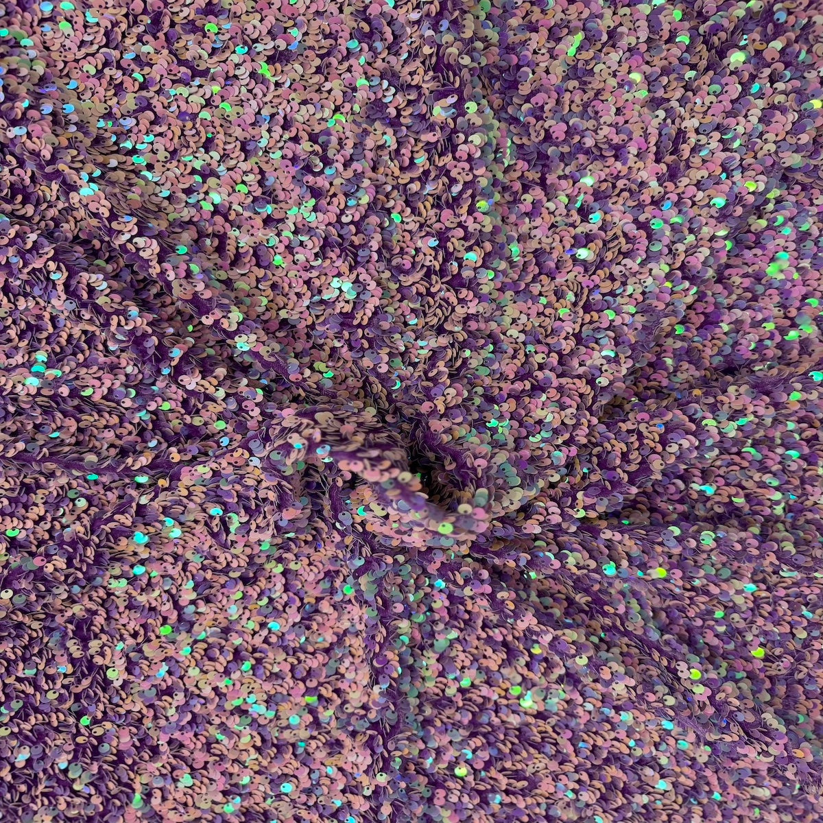 Tissu de rodéo en velours extensible brodé de paillettes irisées lavande foncé