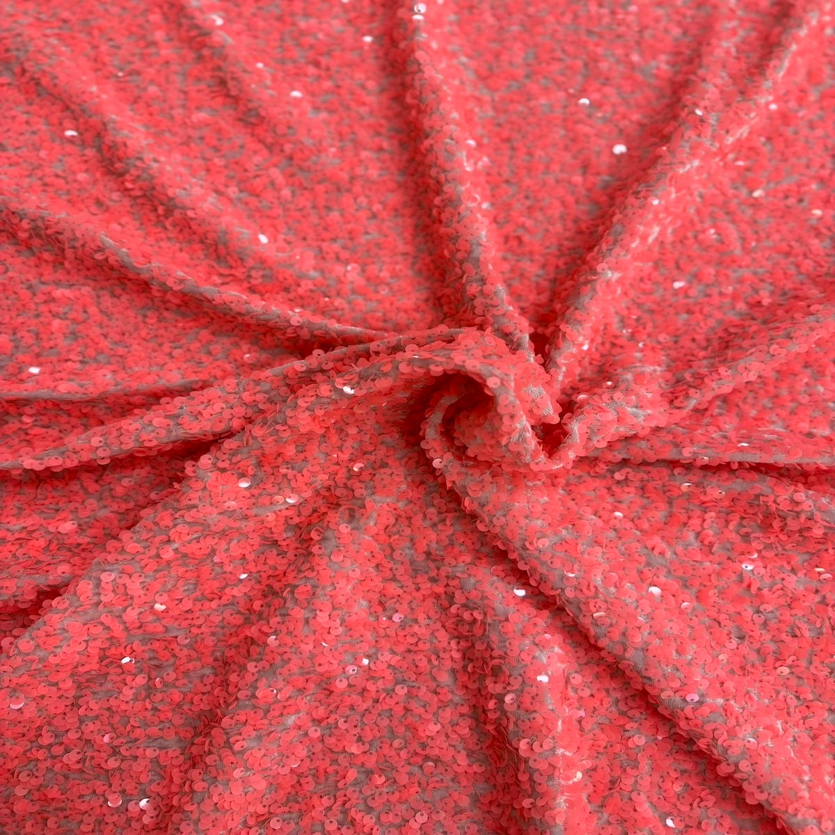 Tissu rodéo en velours extensible brodé de paillettes rose corail