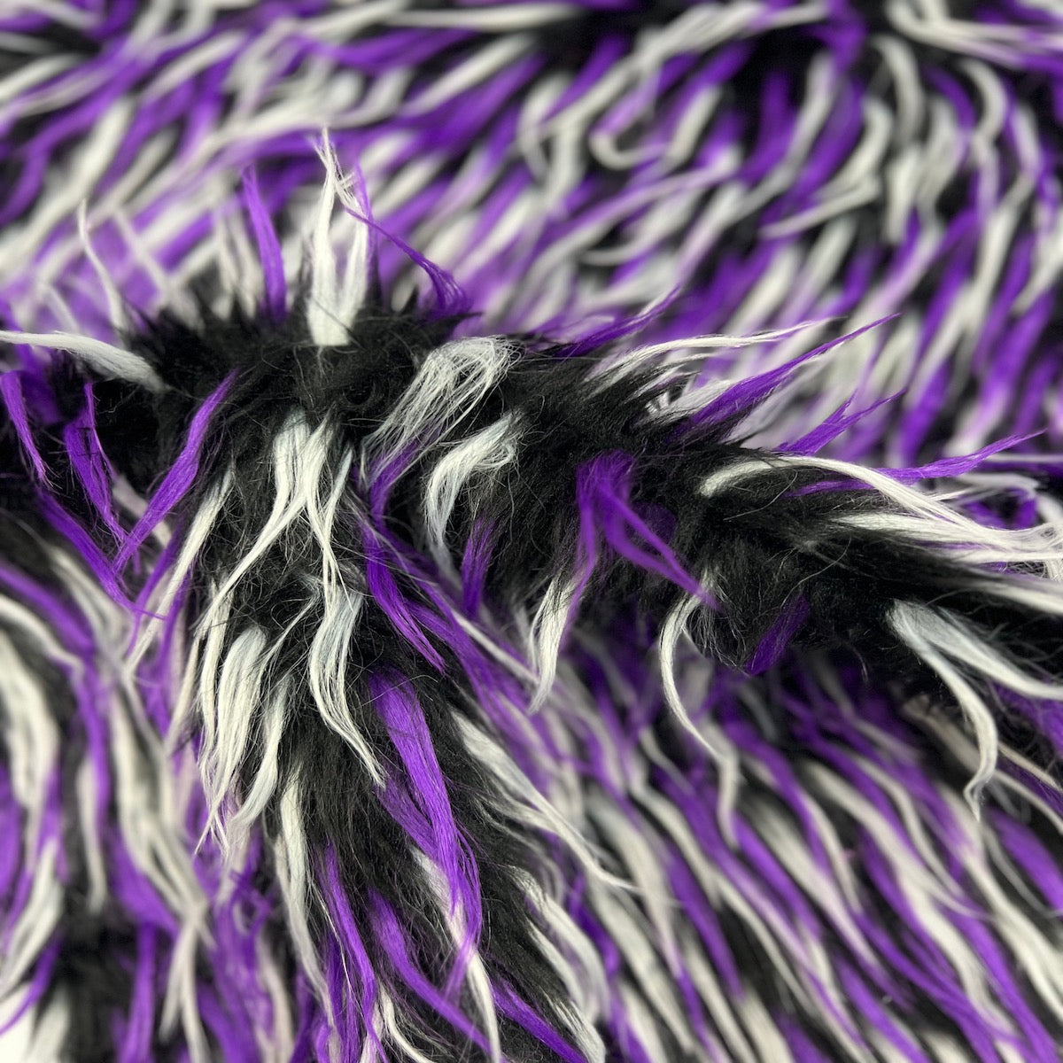 Tissu fausse fourrure Shaggy à trois pointes noir violet blanc