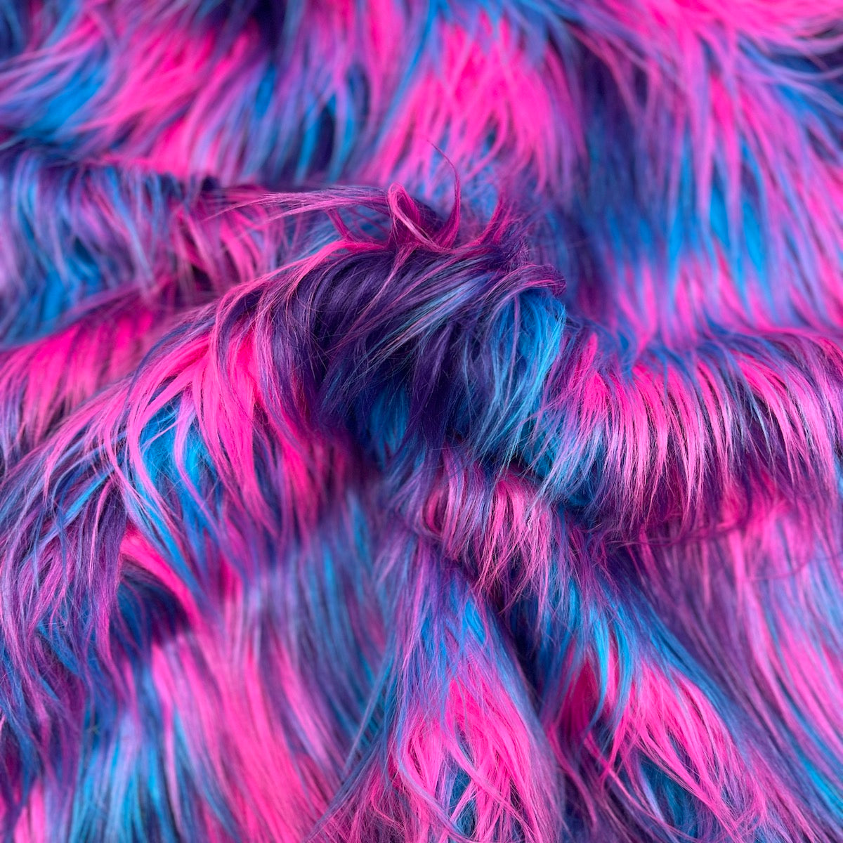 Tela de piel sintética lanuda de tres tonos azul, rosa y morado