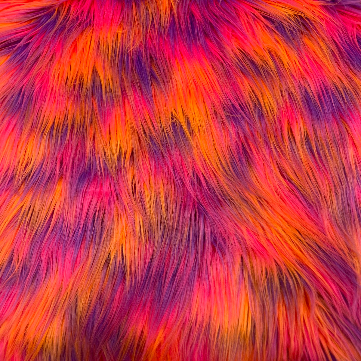 Tela de piel sintética lanuda de tres tonos naranja, rosa y morado