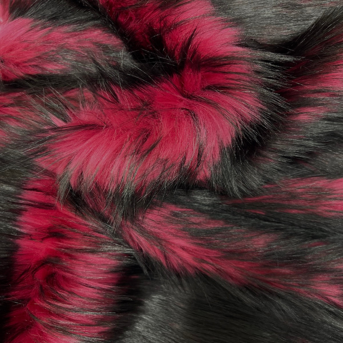 Tela de piel sintética peluda de pelo largo con estampado de husky negro, rosa magenta