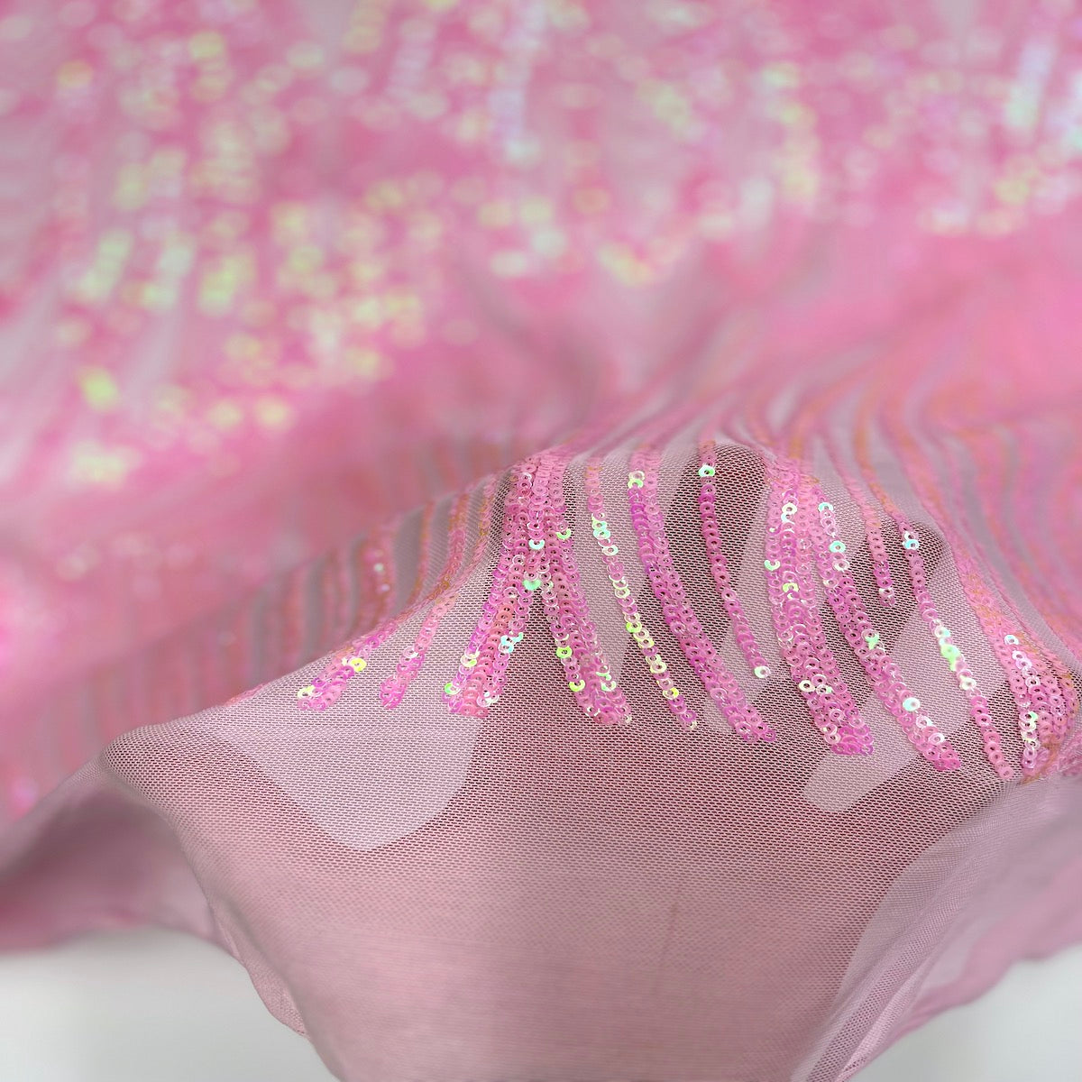 Tela de encaje de lentejuelas elásticas con ondas Selena iridiscente rosa bebé 