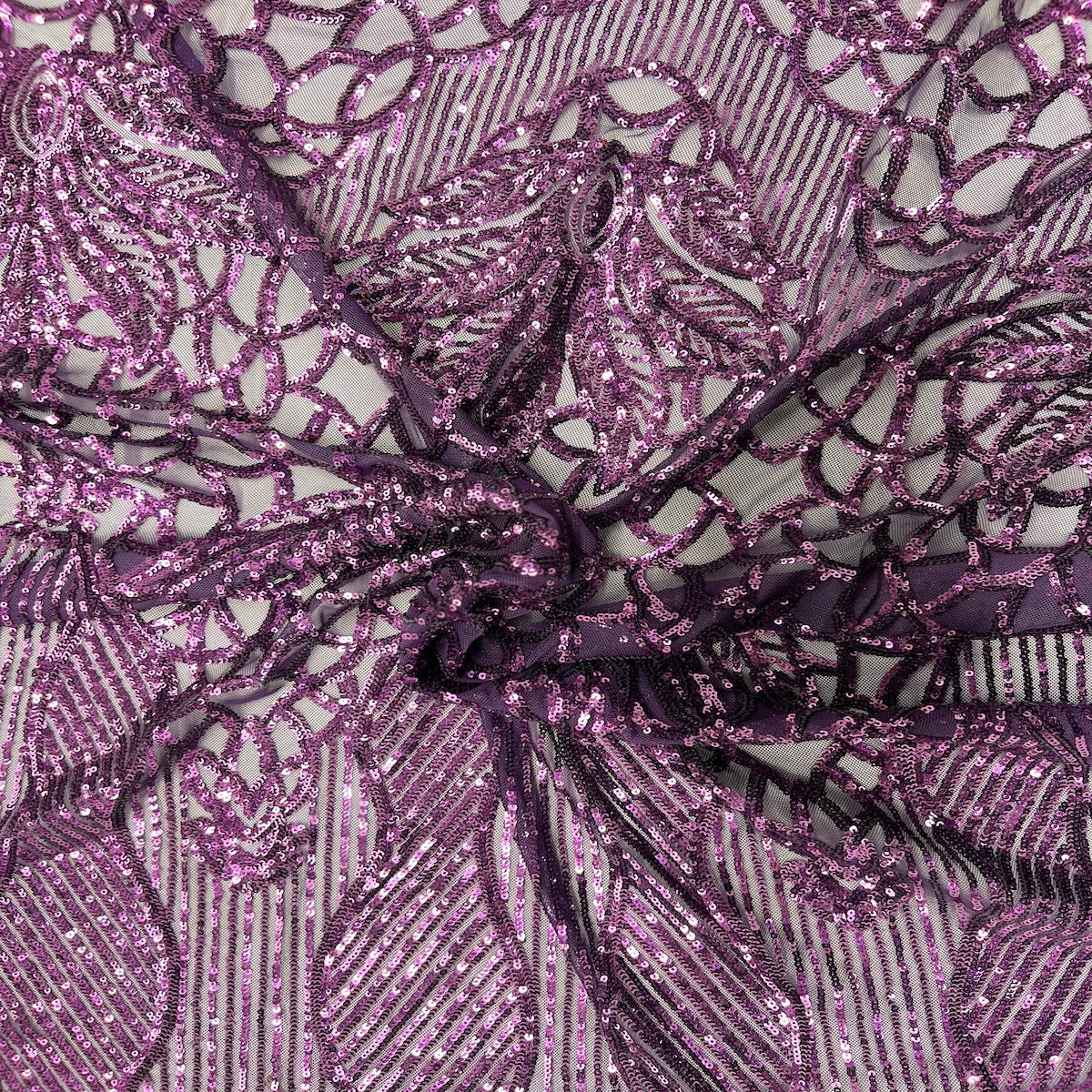 Tela de encaje de lentejuelas elásticas Bella Bee púrpura ciruela 