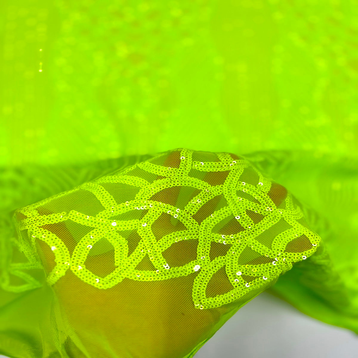Tela de encaje de lentejuelas elásticas Bella Bee verde limo 