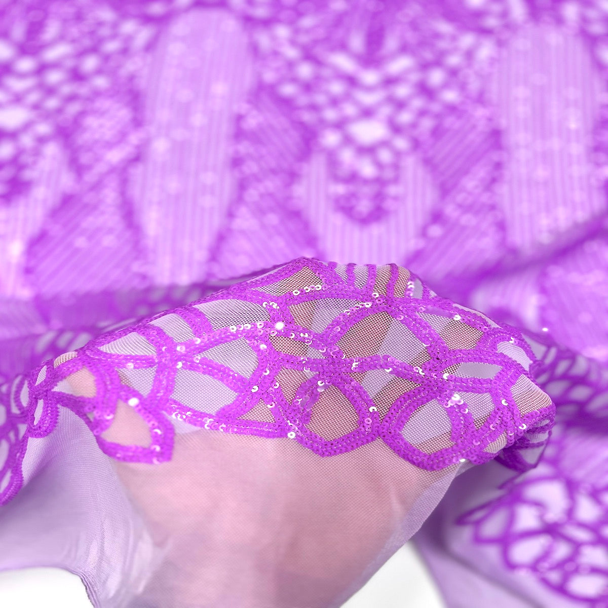 Tissu en dentelle extensible à paillettes Bella Bee violet lavande 