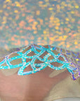 Azul perla iridiscente | Tela de encaje de lentejuelas elásticas Bella Bee beige claro 
