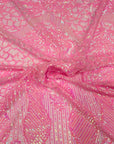 Tela de encaje de lentejuelas elásticas Bella Bee iridiscente rosa bebé 