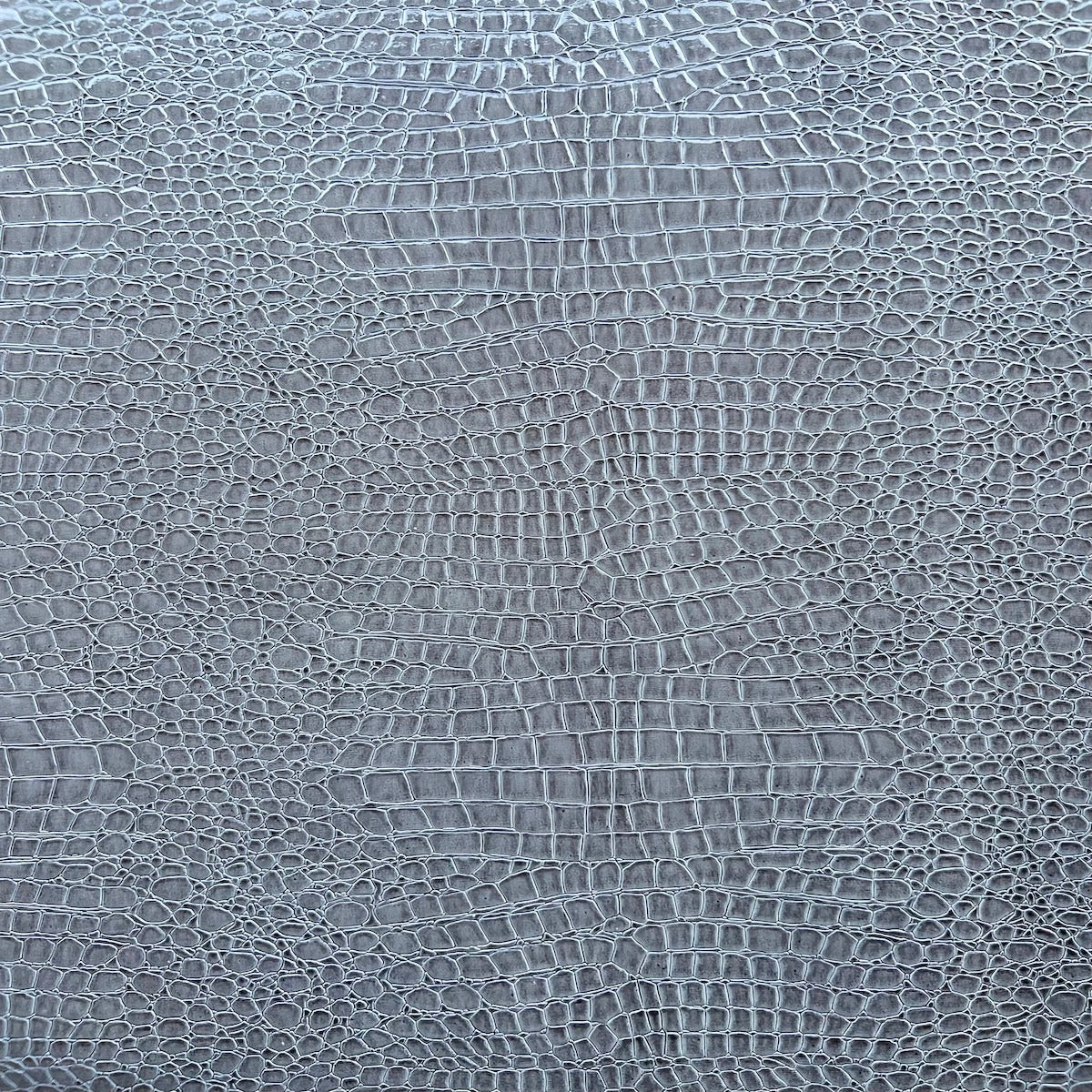 Tela de vinilo gris con cocodrilos 