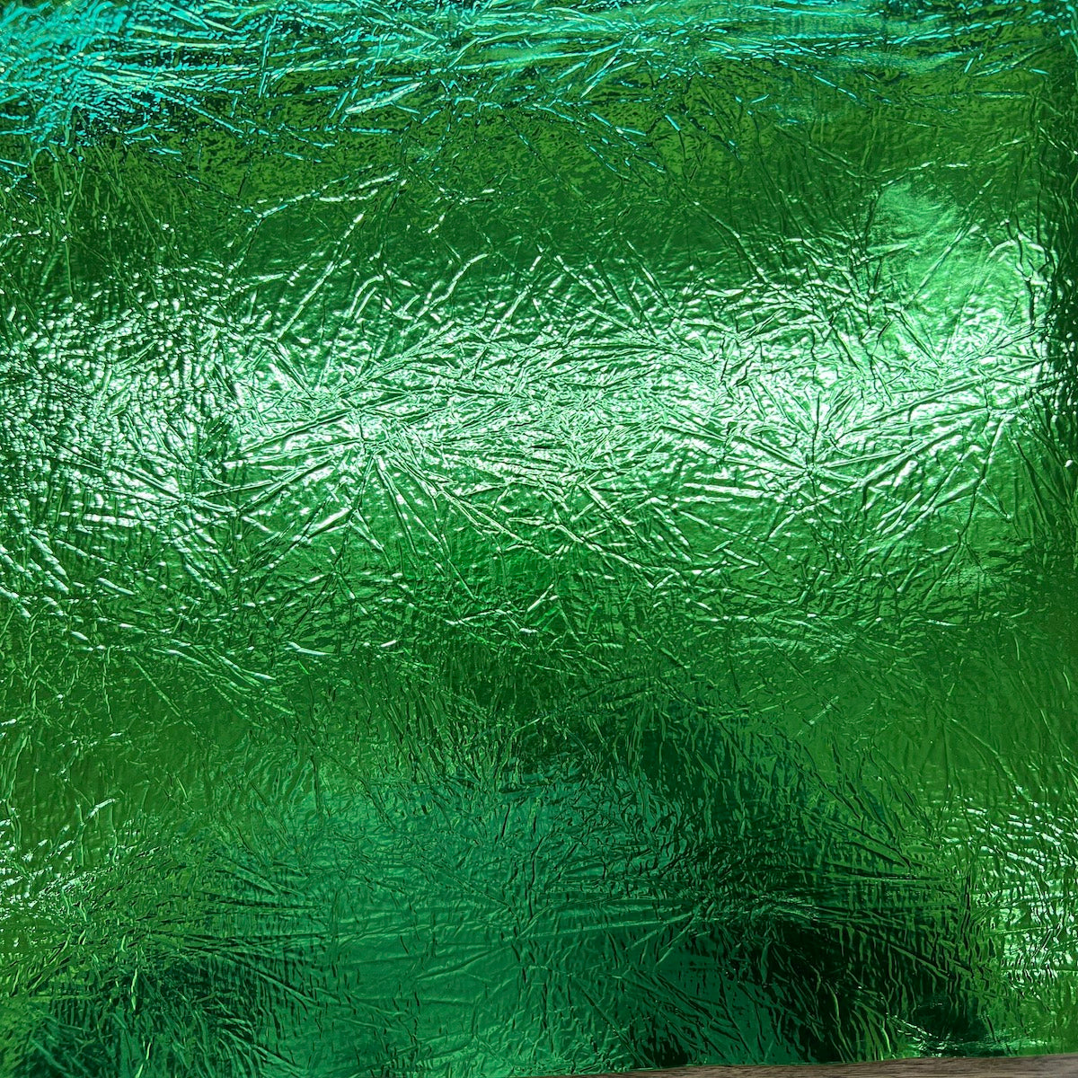 Tela de vinilo reflectante con efecto espejo cromado desgastado y triturado de color verde lima 
